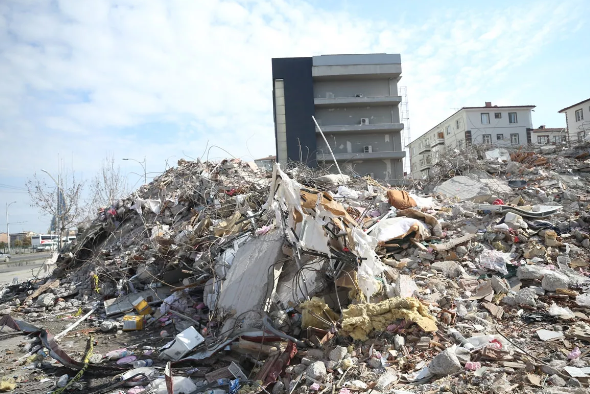 Malatya'da aile enkaz altında kalmaktan son anda 'takma diş' sayesinde kurtuldu - Resim: 1