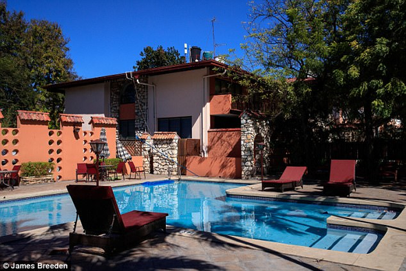 Depremzedelerle seks skandalının fotoğrafları ortaya çıktı - Resim: 3