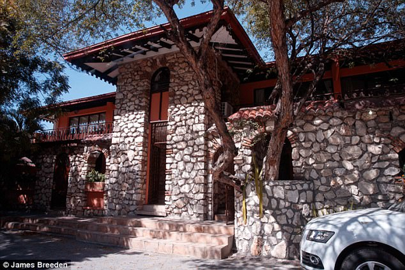 Depremzedelerle seks skandalının fotoğrafları ortaya çıktı - Resim: 4