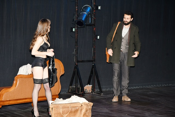 'Cesur kadın' soyunma sahnesiyle galaya damga vurdu - Resim: 3