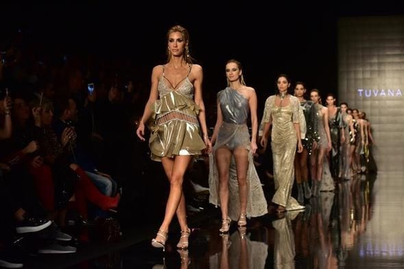 Çağla Şikel tüm zarafetiyle podyumda! - Resim: 1