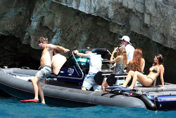 22 yaş küçük sevgilisine yardım etti - Resim: 4