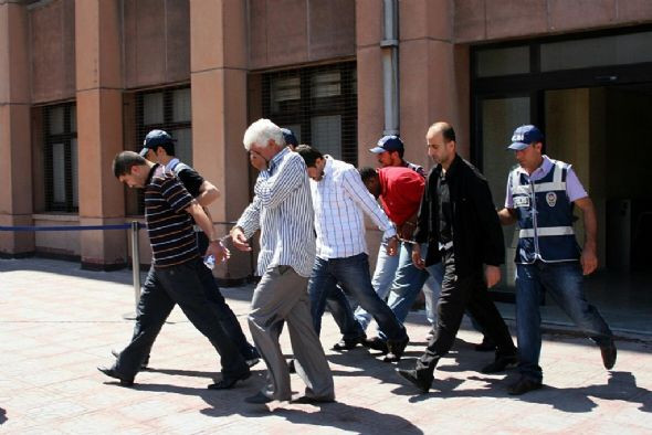 Sezercik'in başı yine belada - Resim: 2