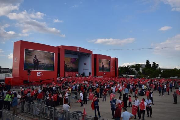 Ellerinde Türk Bayrakları ile akın akın geldiler - Resim: 1