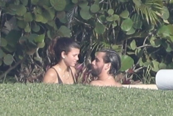 Fena yakalandılar! Kimselere aldırmadan öpüştüler - Resim: 4