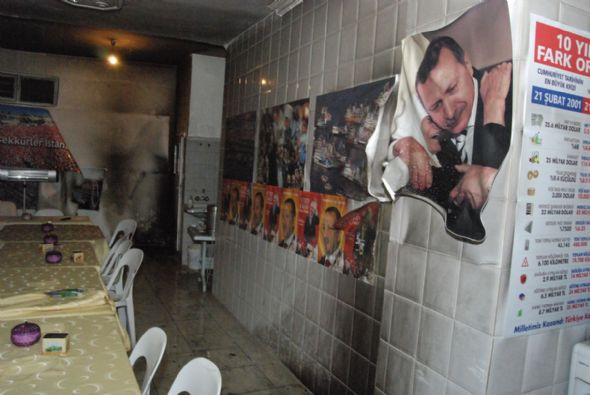 AK Parti'ye molotoflu saldırı! - Resim: 4