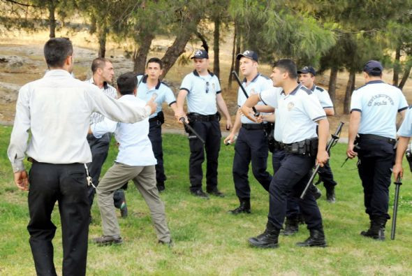 Kimlik kontrolü arbedeye dönüştü - Resim: 3