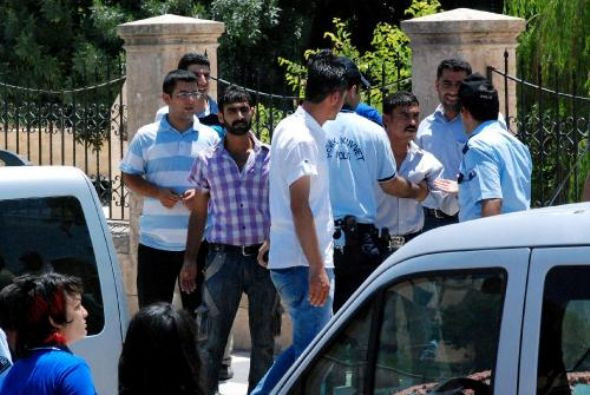 Jiletçi kızlar dehşet saçtı - Resim: 1