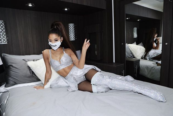 Dünyaca ünlü şarkıcının yaladığı lolipop rekor fiyata satışa çıktı! - Resim: 1