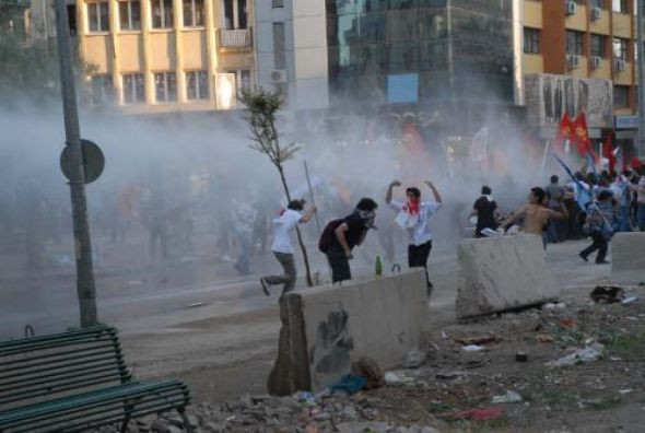 AK Parti binasına böyle saldırdılar - Resim: 1