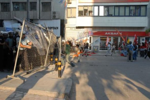 AK Parti binasına böyle saldırdılar - Resim: 2