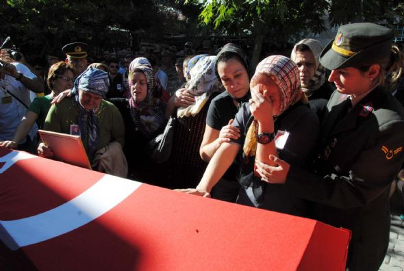 Şehit Ahmet Yumak son yolculuğuna uğurlandı - Resim: 3