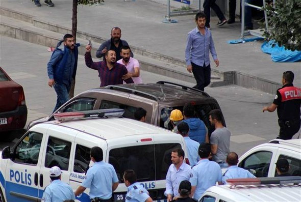 Sokak ortasında 100 kişi birbirine girdi! - Resim: 3