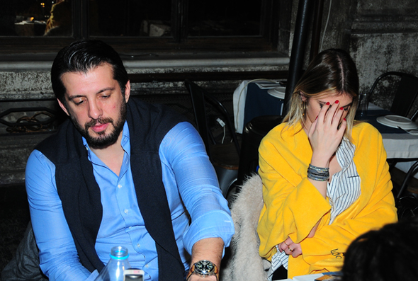 Sarışın spikerle yakalandı! Flaşlar patlayınca panikledi - Resim: 2