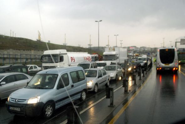 Metrobüs yolunda feci kaza - Resim: 4