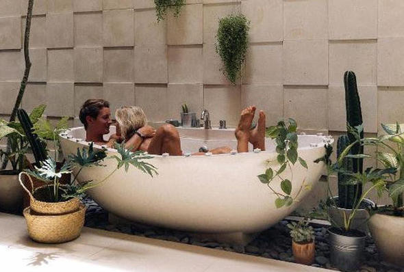 Küvete girip fotoğraf paylaştılar paraya para demiyorlar - Resim: 1