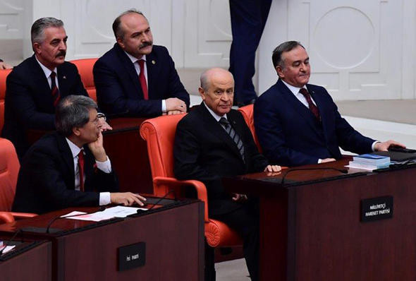 Bahçeli'nin İYİ Parti sıralarına bakışı olay oldu! İşte o anlar... - Resim: 2
