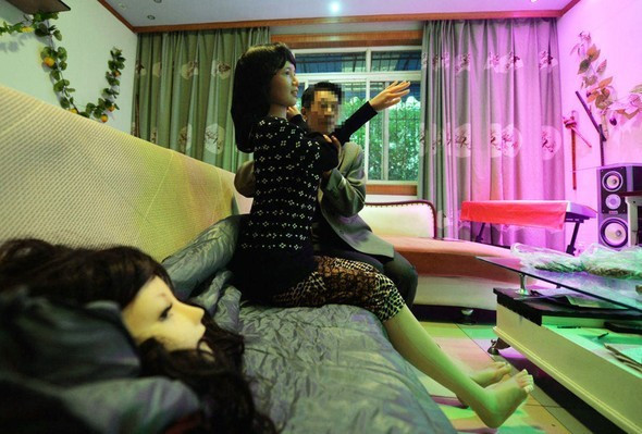 Ölen karısına tıpatıp benzeyen şişme bebek yaptırdı! - Resim: 2