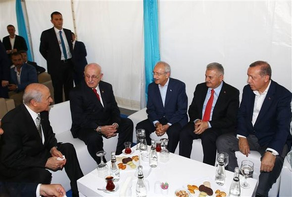 Miting öncesi sıcak görüntüler - Resim: 1