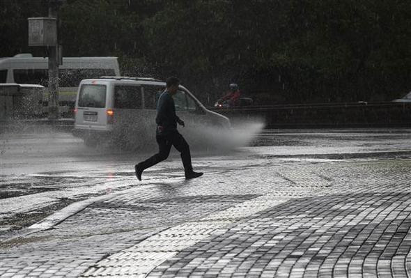 Ankara'yı hem dolu hem yağış vurdu şok görüntüler - Resim: 2