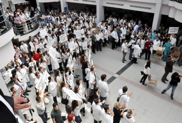 Beyaz önlüklüler böyle eylem yaptı! - Resim: 1