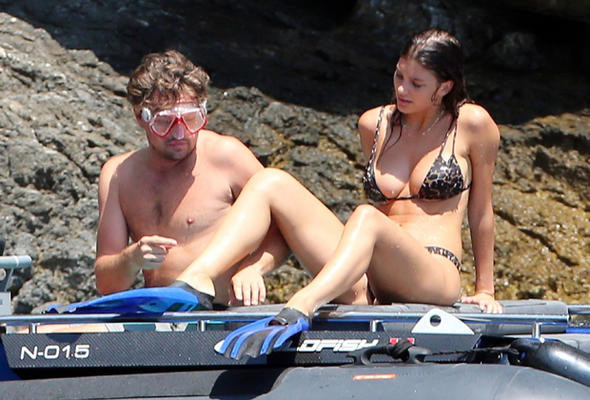 22 yaş küçük sevgilisine yardım etti - Resim: 1