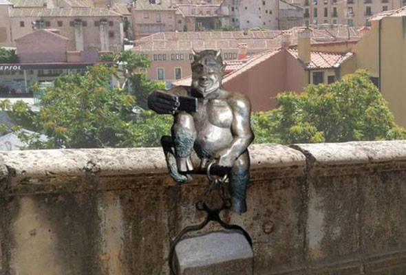 Böyle Şeytan görülmedi sevimli Şeytan İspanyol halkını çileden çıkardı - Resim: 2