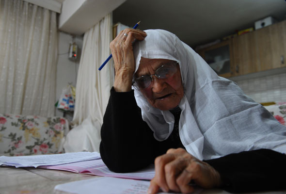 Azmin böylesi 85 yaşındaki Şahizar nine kar kış demeden her gün okula gidiyor - Resim: 2