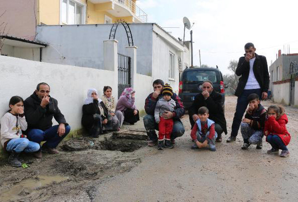 Manisa'da koca mahalle nefes alamaz oldu kendileri döşedi ama artık yetmiyor - Resim: 1