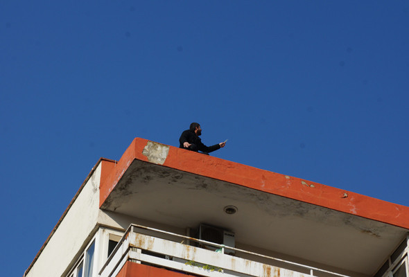 İntihar etmeye çıktı vatandaşalara seslendi 'Size de eğlence çıktı' - Resim: 1