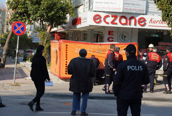 İntihar etmeye çıktı vatandaşalara seslendi 'Size de eğlence çıktı' - Resim: 2