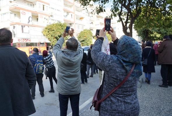 İntihar etmeye çıktı vatandaşalara seslendi 'Size de eğlence çıktı' - Resim: 4