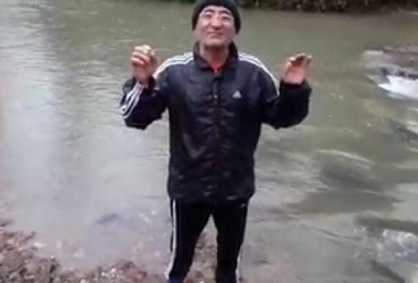 Muhtar adayı seçime hazırım dedi buz gibi suya girdi - Resim: 1