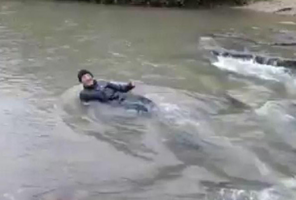 Muhtar adayı seçime hazırım dedi buz gibi suya girdi - Resim: 3