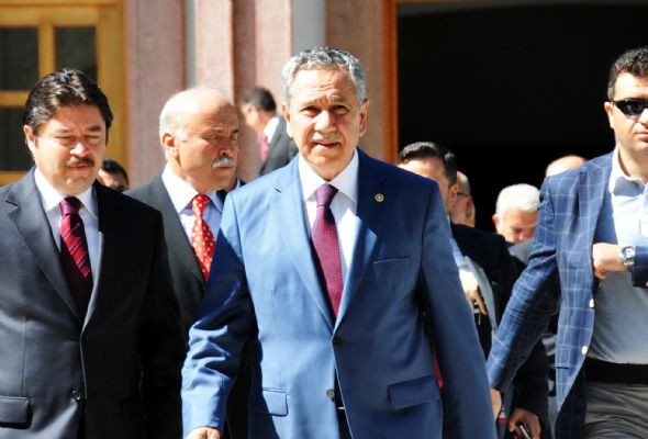 Arınç'a protestocu şoku! - Resim: 2