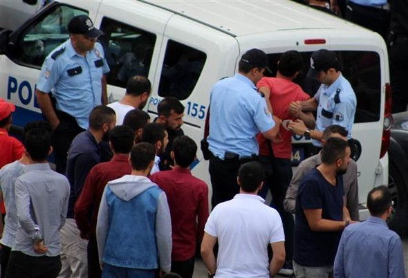 Sokak ortasında 100 kişi birbirine girdi! - Resim: 1