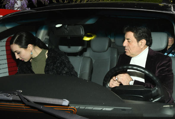 Eşinden yeni boşanmıştı! Esmer güzelle yakalandı - Resim: 1