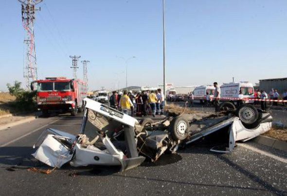İkiye bölünen otomobilde can verdiler! - Resim: 2