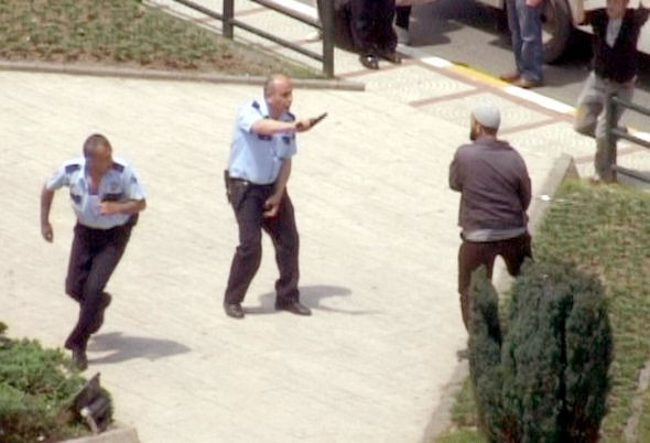 Polise kılıçla saldırdı - Resim: 2