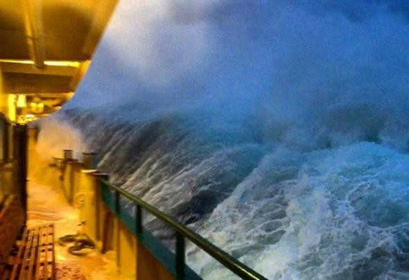 Her gün dev dalgalarla mücadele ediyor yok böyle kareler - Resim: 4