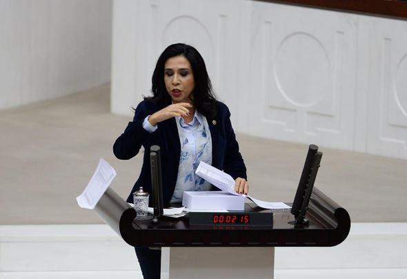 Meclis'te tansiyon yükseldi! CHP'li vekil dağıttı, CHP'li vekiller topladı! - Resim: 1