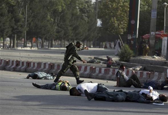 Kabil Havalimanı'nda patlama olay yerinden görüntüler dehşet! - Resim: 3