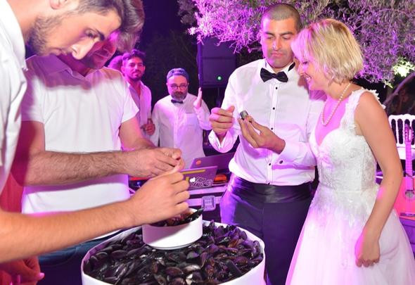 Düğünde şaşırtan detay! Pasta yerine midye dolma - Resim: 2