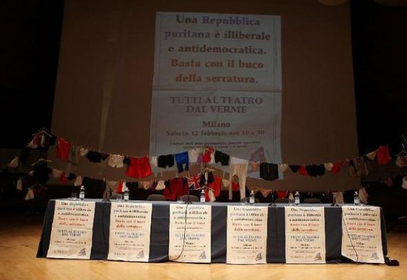 Başbakan'a külotlu destek - Resim: 2