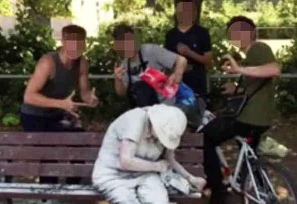 Parkta oturan engelli kadını bu hale getirdiler! İnsanlık artık bitti - Resim: 4