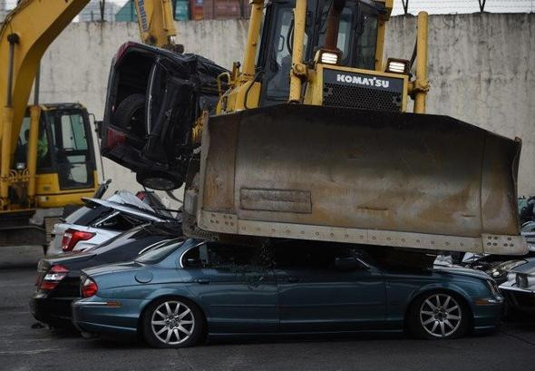 Devlet başkanı lüks araçları böyle parçalattı! - Resim: 3