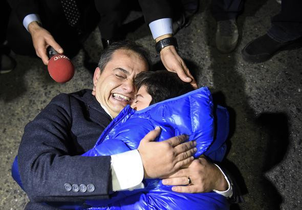 Sözcü gazetesi muhabiri tahliye edildi! Oğlu kapıda böyle karşıladı - Resim: 4