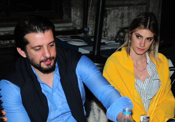 Sarışın spikerle yakalandı! Flaşlar patlayınca panikledi - Resim: 4