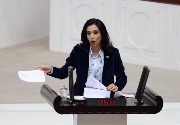 Meclis'te tansiyon yükseldi! CHP'li vekil dağıttı, CHP'li vekiller topladı! - Resim: 4