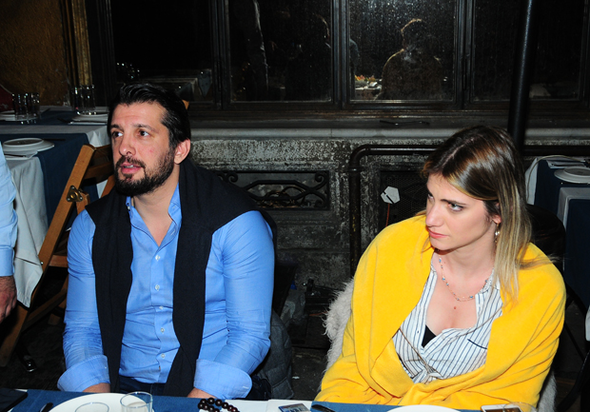 Sarışın spikerle yakalandı! Flaşlar patlayınca panikledi - Resim: 3